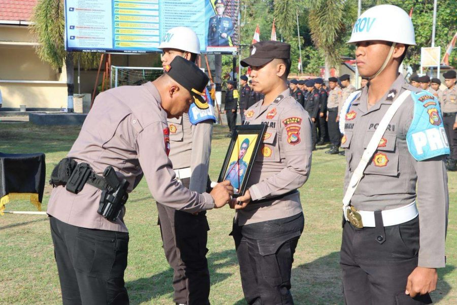 Kapolres Bima Pimpin Upacara Pemberhentian Personel Polri